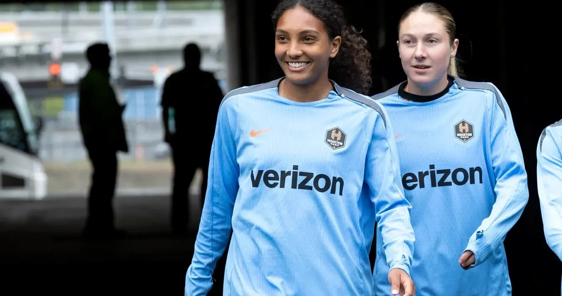 Jugadoras del Houston Dash caminando al campo