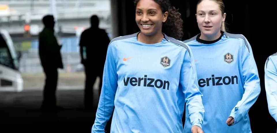 Jugadoras del Houston Dash caminando al campo