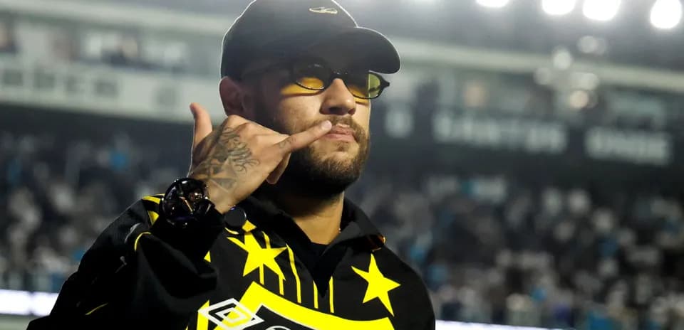 Persona con gafas y gesto de llamada en estadio