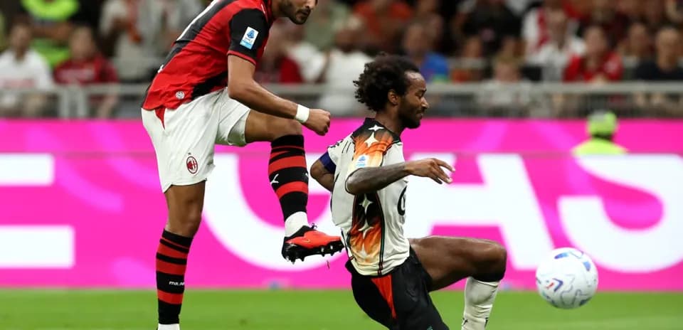 Jugador de AC Milan despejando el balón