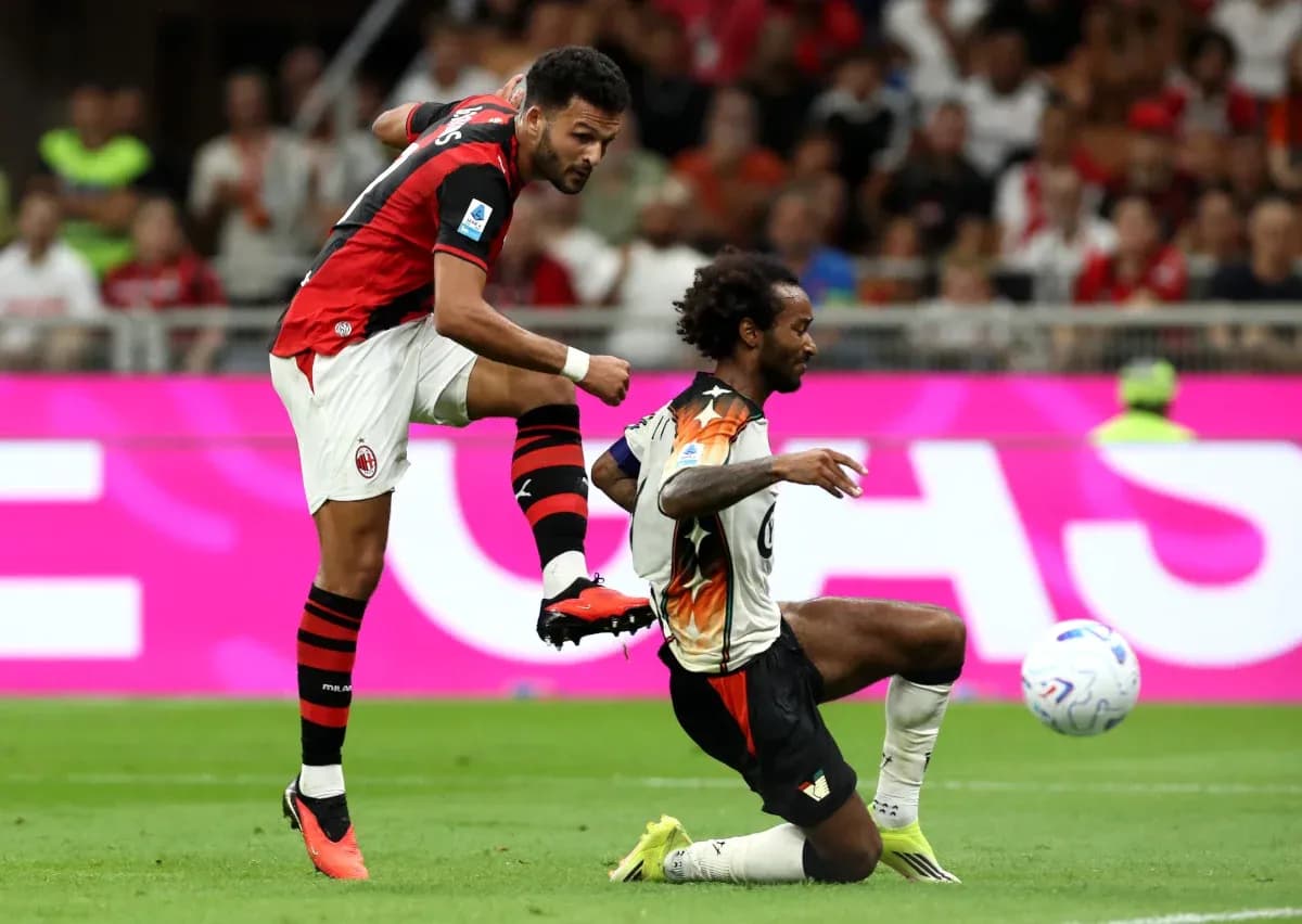 Jugador de AC Milan despejando el balón