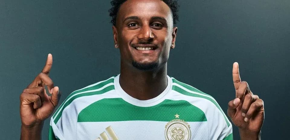 Jugador posando con camiseta de Celtic FC