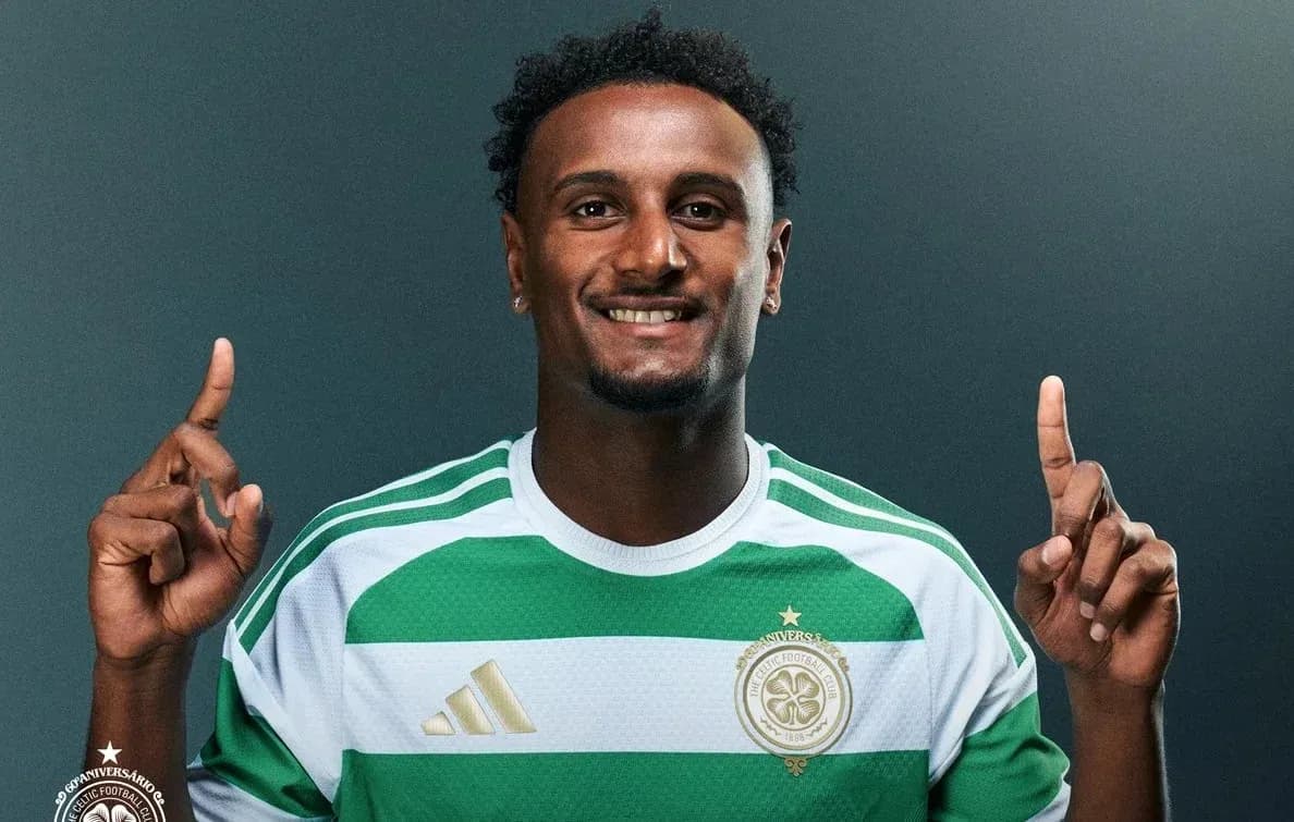 Jugador posando con camiseta de Celtic FC
