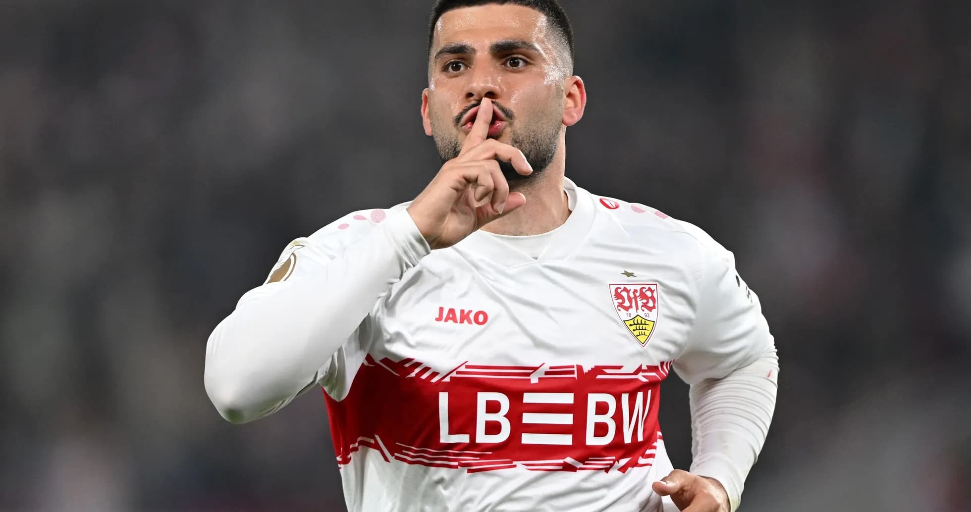 Jugador de Stuttgart haciendo señal de silencio tras anotar