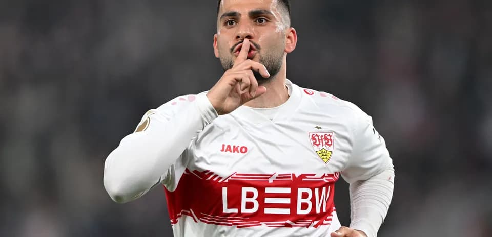 Jugador de Stuttgart haciendo señal de silencio tras anotar
