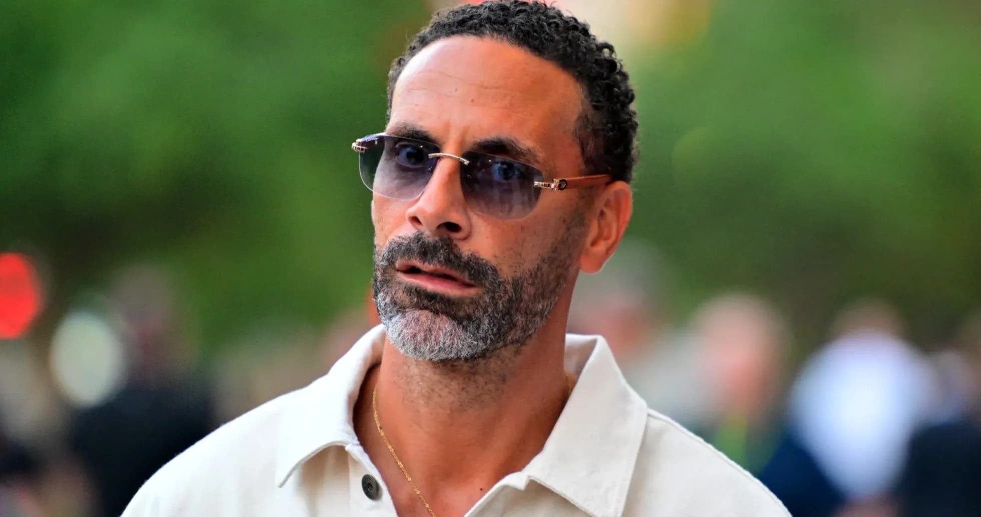 Hombre con gafas de sol caminando al aire libre