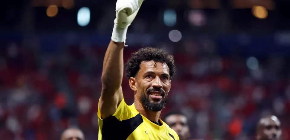 Portero saludando a la afición tras el partido