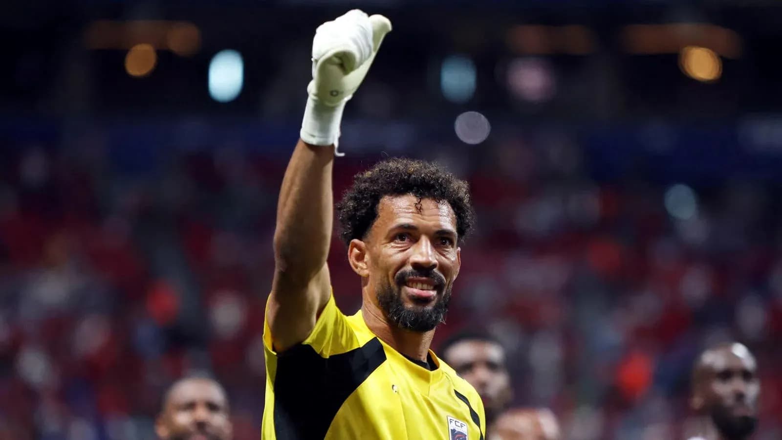 Portero saludando a la afición tras el partido