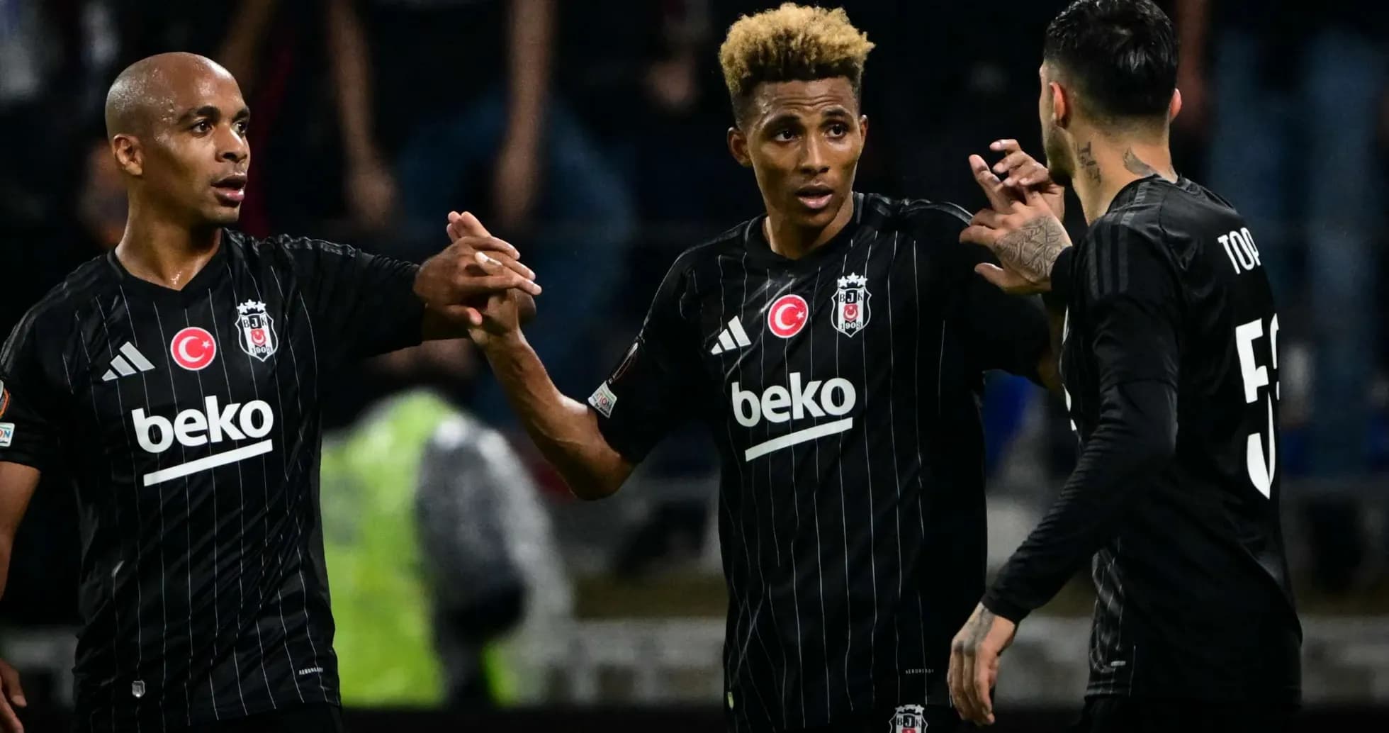 Jugadores de Beşiktaş celebrando un gol