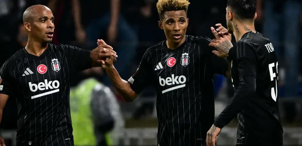 Jugadores de Beşiktaş celebrando un gol