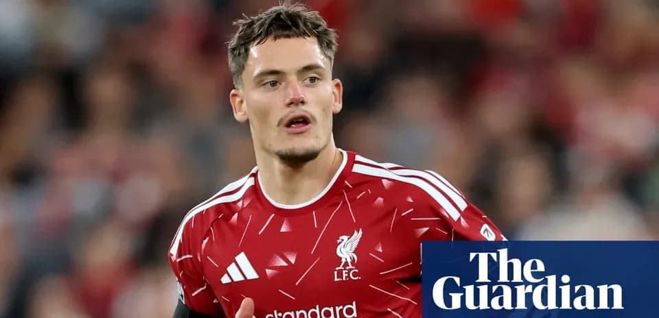 Jugador de Liverpool en acción durante el partido