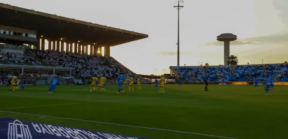 Partido de fútbol con jugadores en acción en el campo