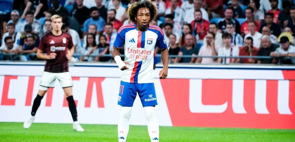 Jugador de Olympique de Lyon en acción durante el partido