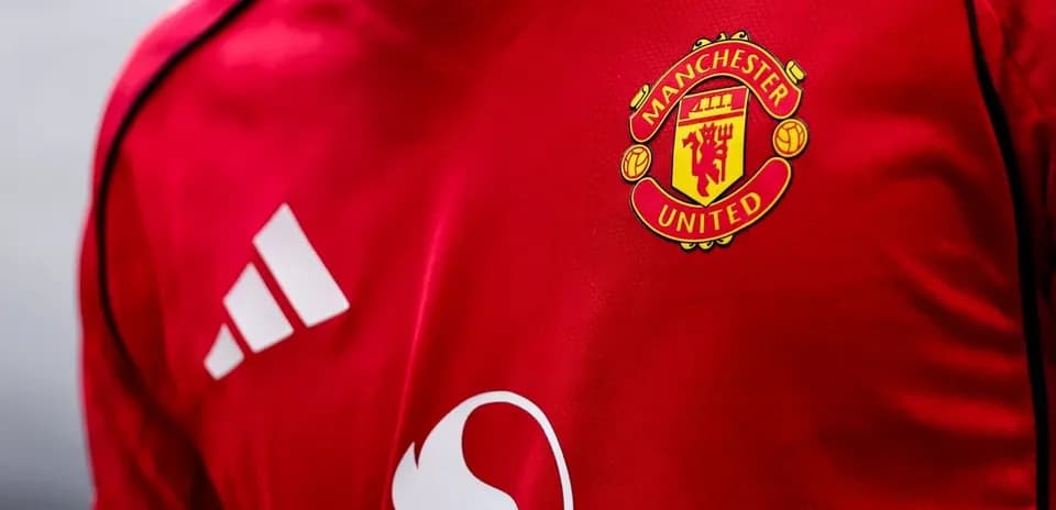 Logo de Manchester United en camiseta roja