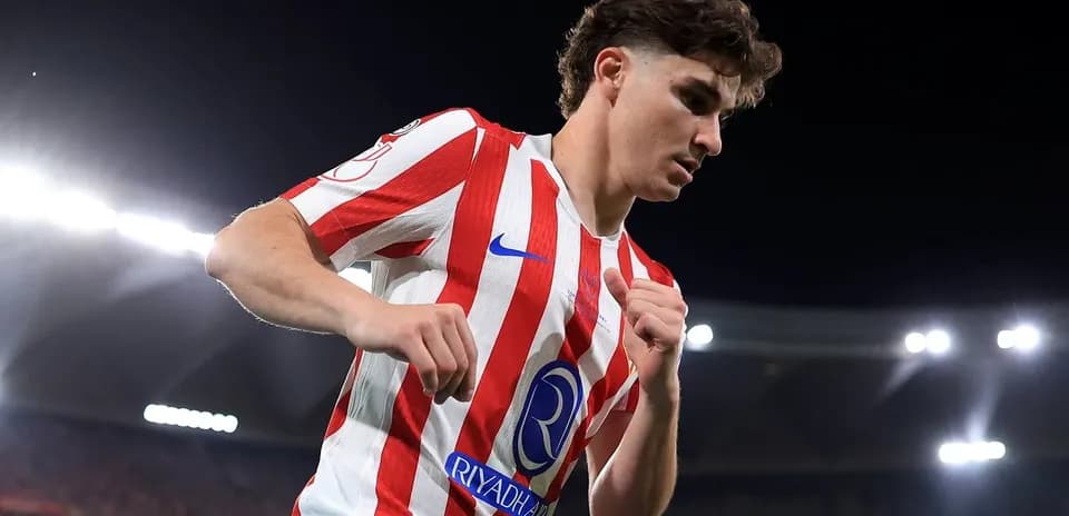 Jugador de fútbol con camiseta rojiblanca en acción