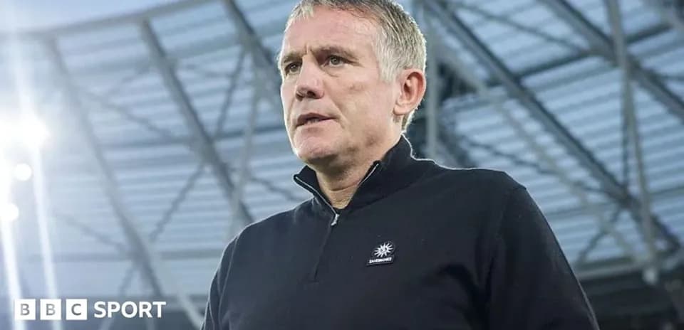 Entrenador en el estadio durante un evento deportivo