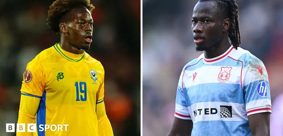 Dos jugadores de fútbol en sus respectivos uniformes