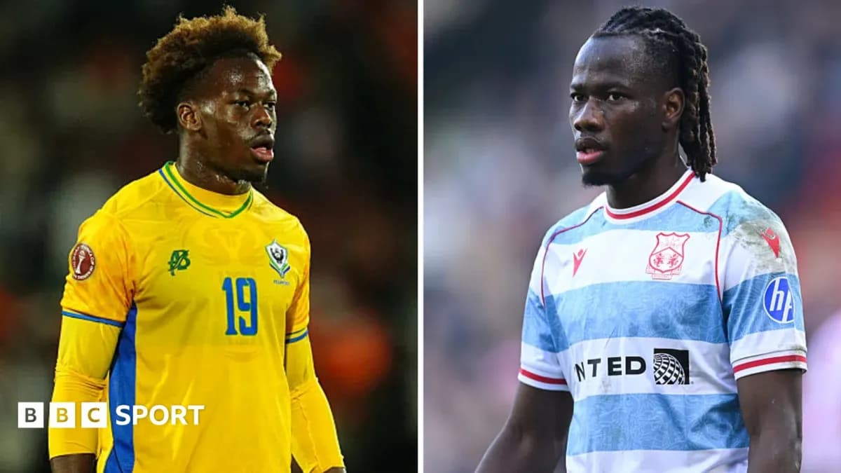 Dos jugadores de fútbol en sus respectivos uniformes