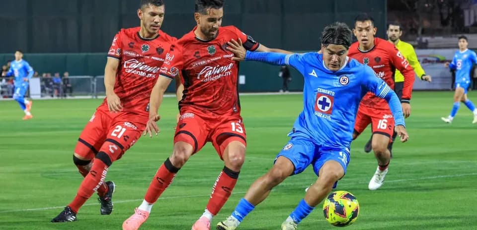 Cruz Azul y Atlas compiten por el balón
