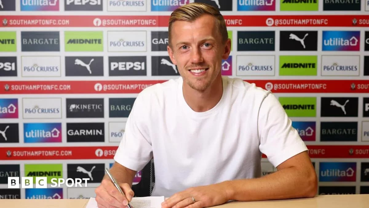 Jugador firmando contrato en mesa de prensa
