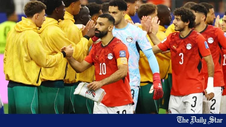 Jugadores de Egipto y equipo contrario saludándose tras partido