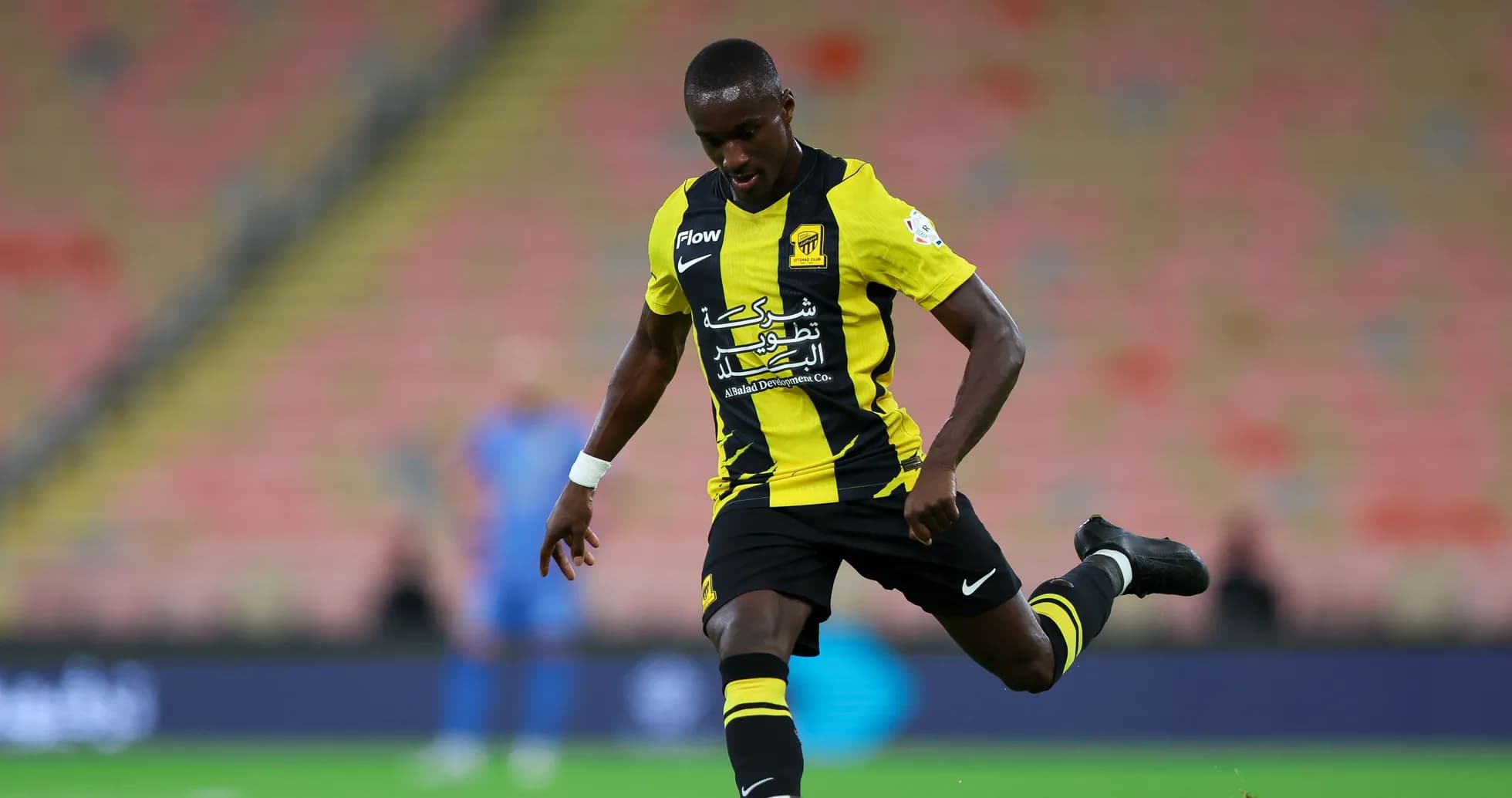 Jugador de Ittihad en acción durante el partido