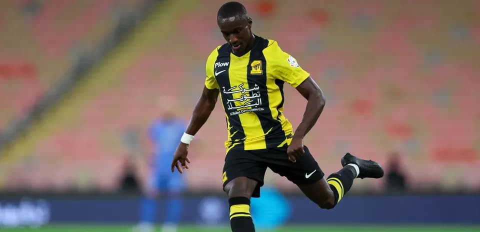 Jugador de Ittihad en acción durante el partido