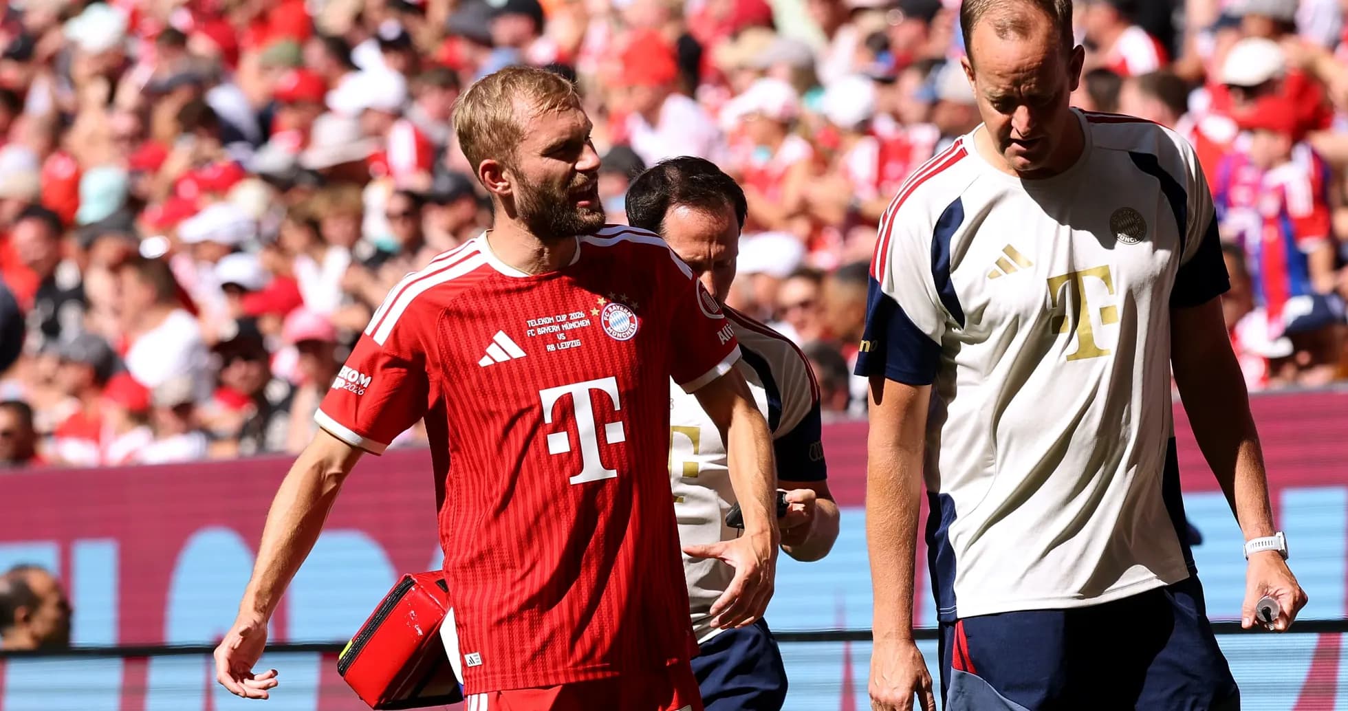 Jugador de Bayern Munich saliendo del campo lesionado