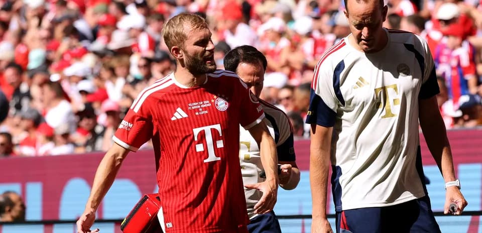 Jugador de Bayern Munich saliendo del campo lesionado