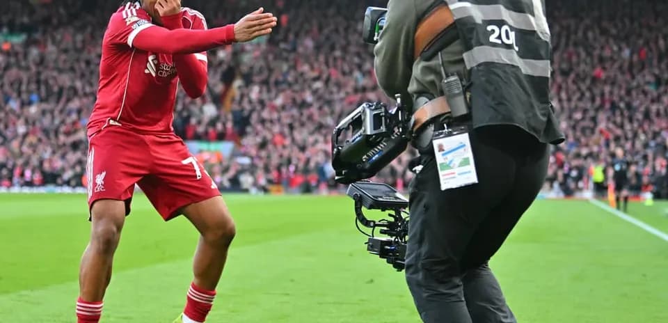 Jugador de Liverpool celebrando con afición