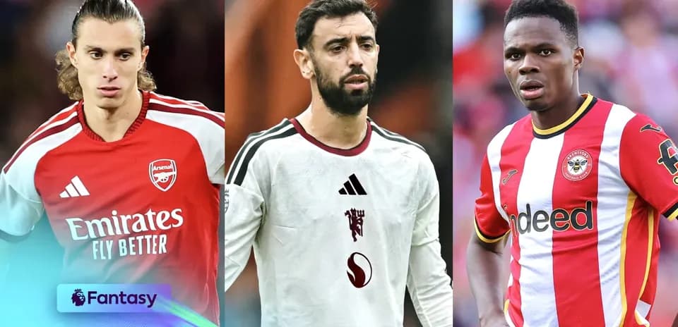 Tres jugadores de fútbol en sus camisetas de equipo