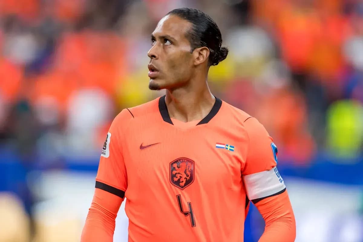 Jugador de fútbol con camiseta naranja en el campo