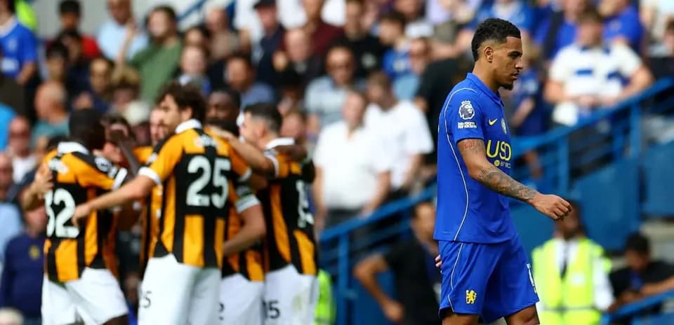Jugador de Chelsea camina tras gol de oponente