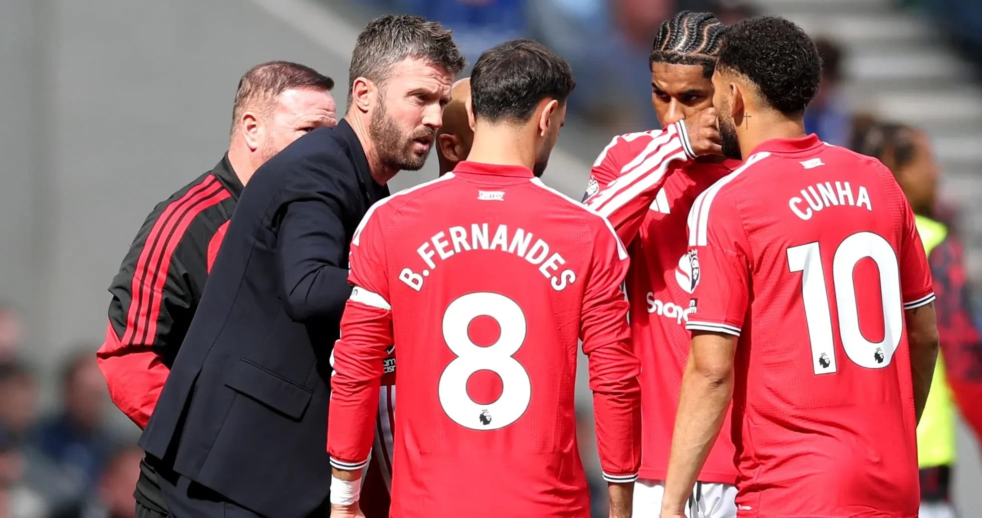 Entrenador y jugadores de Manchester United en charla táctica
