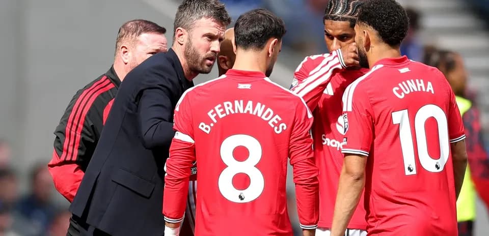 Entrenador y jugadores de Manchester United en charla táctica