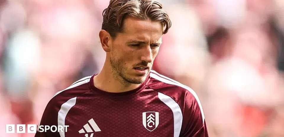 Jugador de Fulham con camiseta granate en el campo