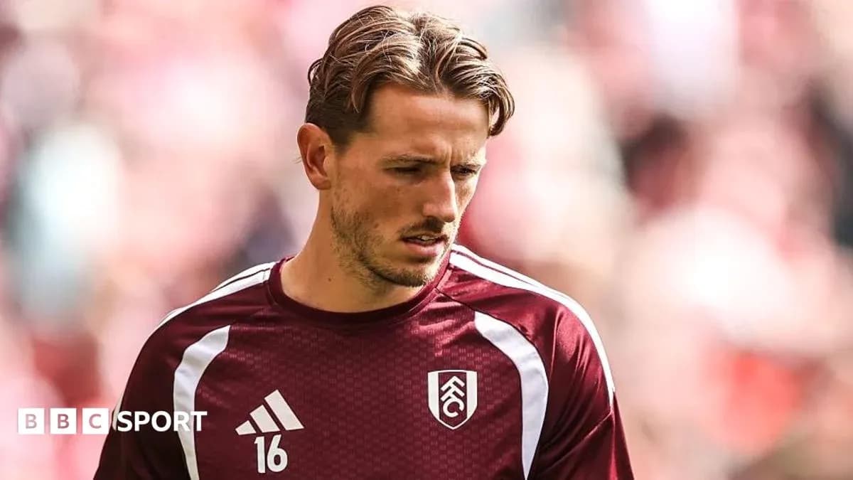Jugador de Fulham con camiseta granate en el campo