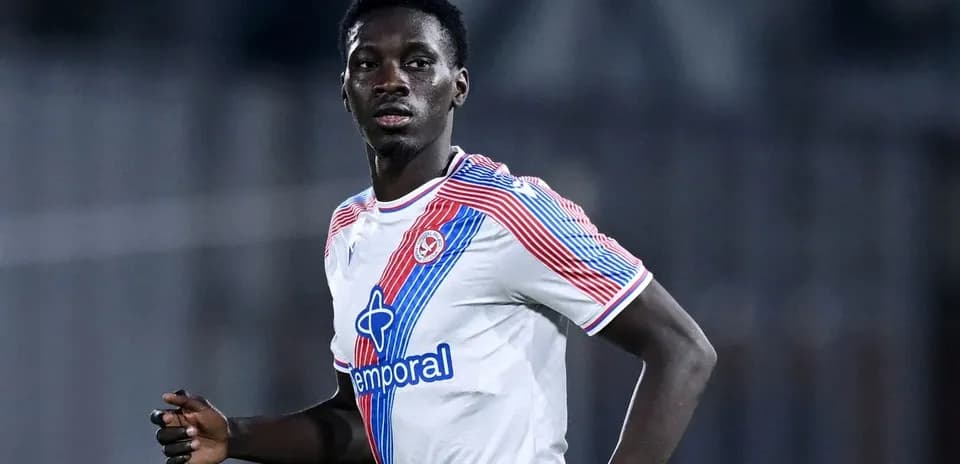 Jugador corriendo en el campo durante un partido