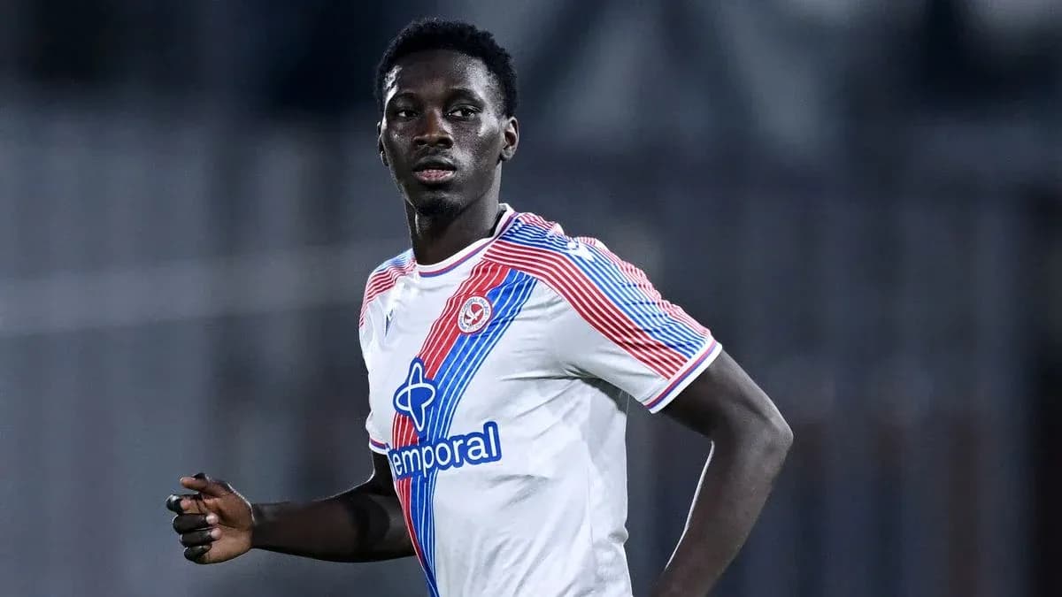 Jugador corriendo en el campo durante un partido