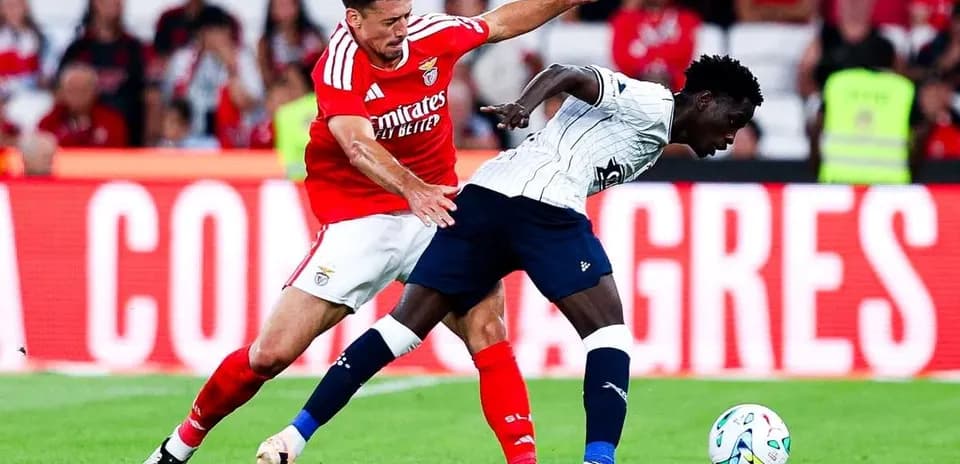 Jugador de Benfica luchando por el balón