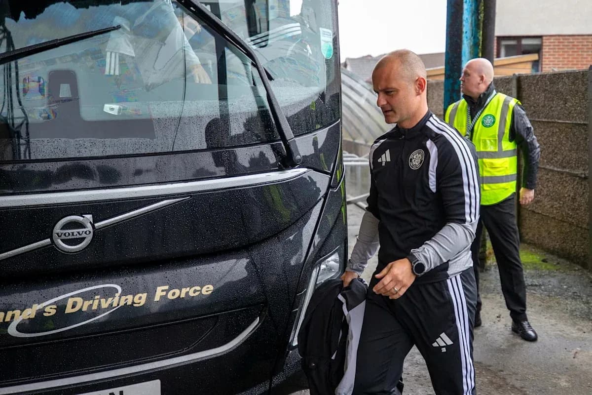 Entrenador llegando al autobús del equipo bajo la lluvia