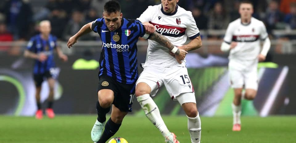 Lautaro Martínez compitiendo por el balón
