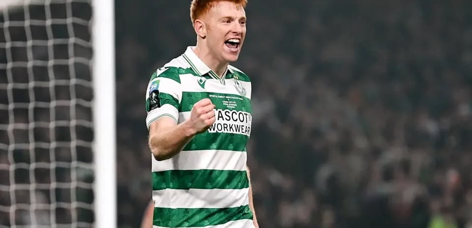 Jugador celebrando un gol con camiseta del equipo