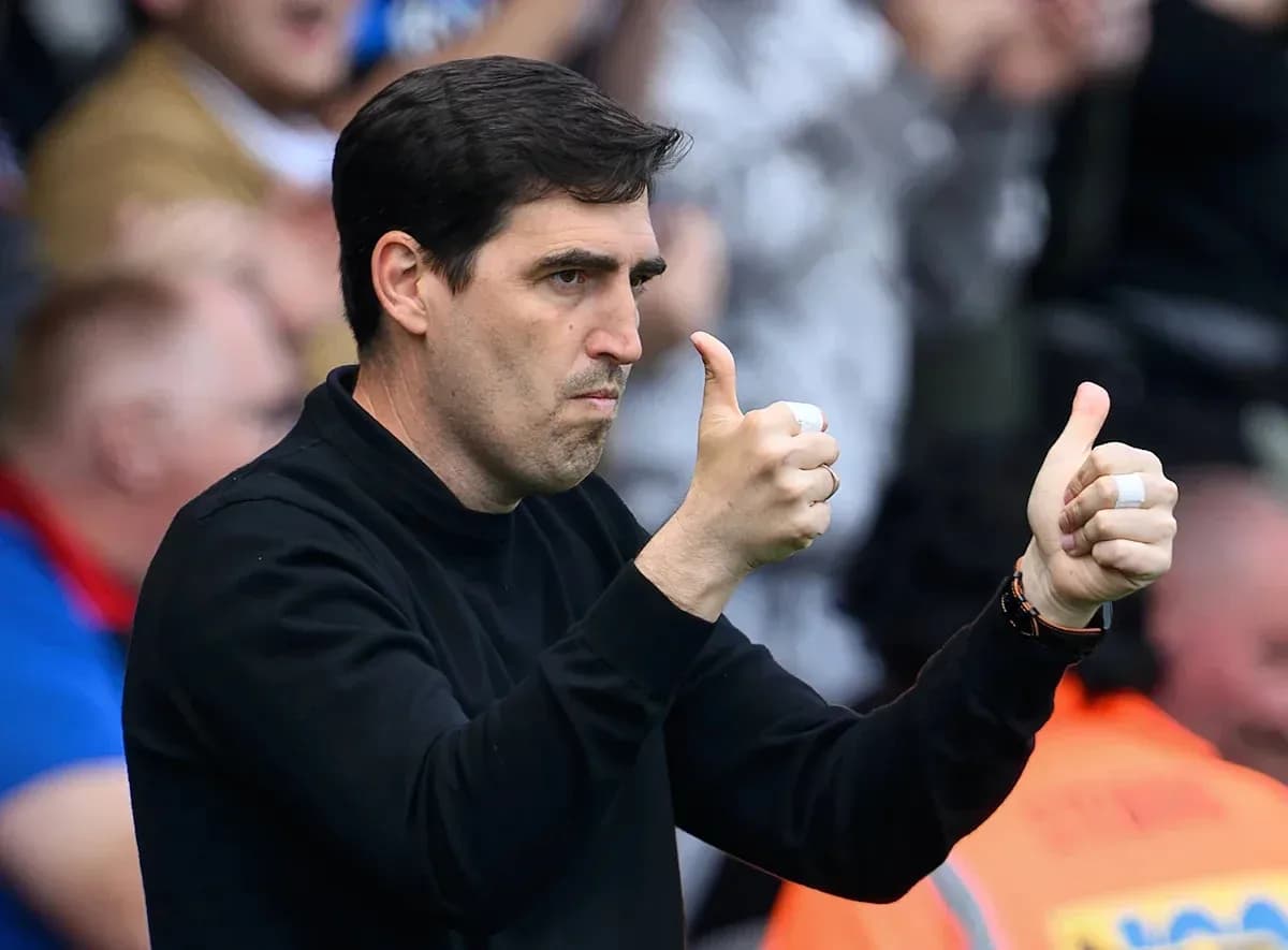 Entrenador mostrando pulgares arriba en el partido