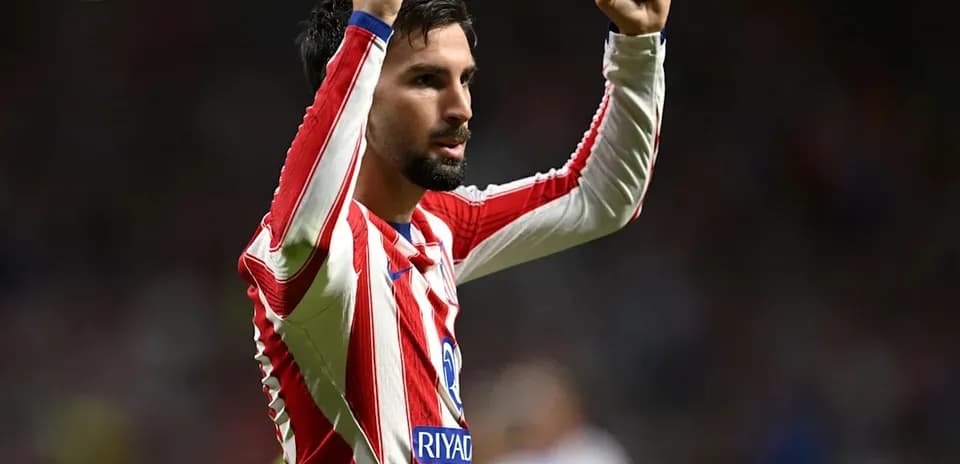 Jugador de Atlético de Madrid celebrando con los brazos en alto