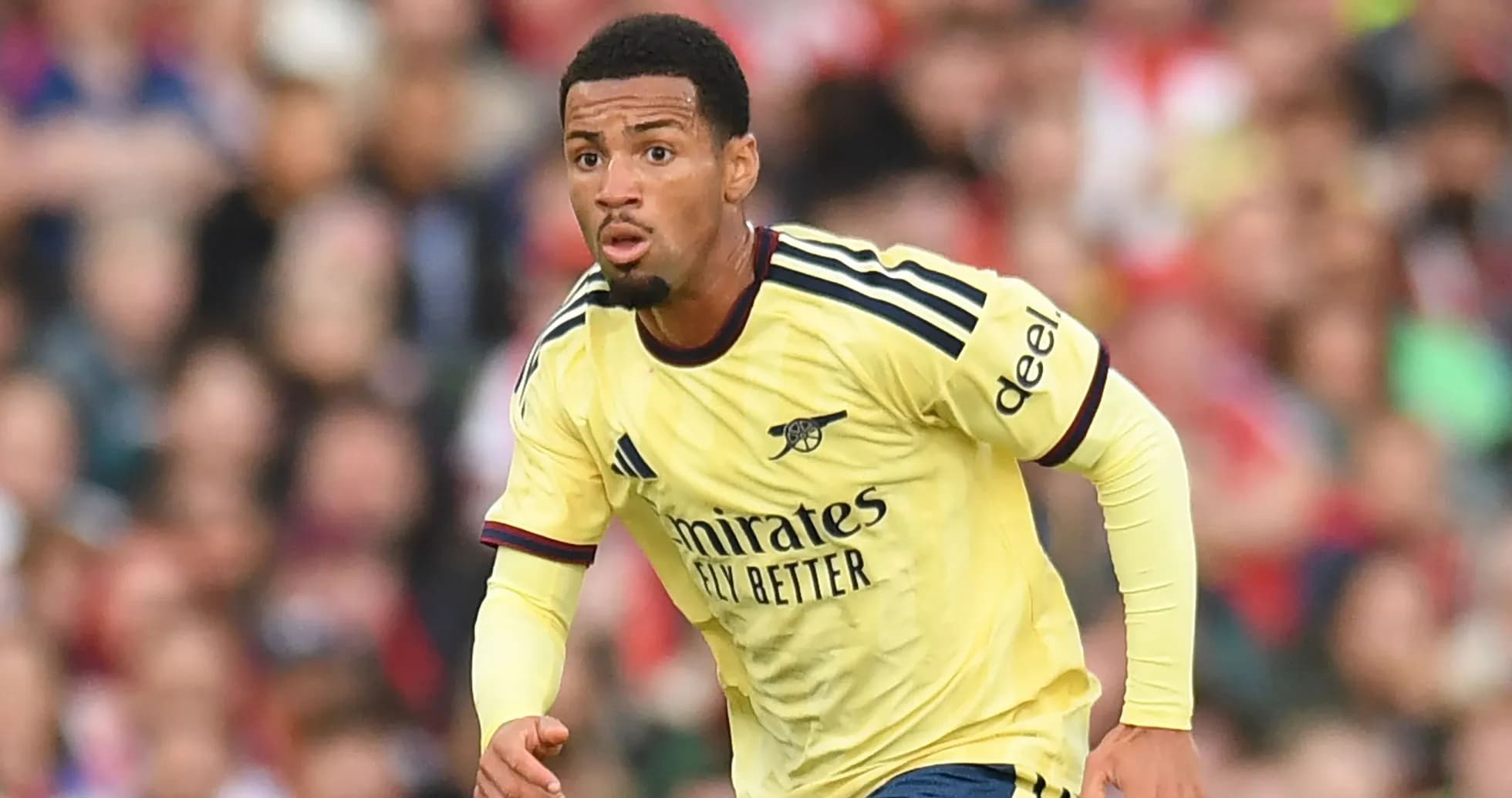 Jugador de Arsenal corriendo durante el partido