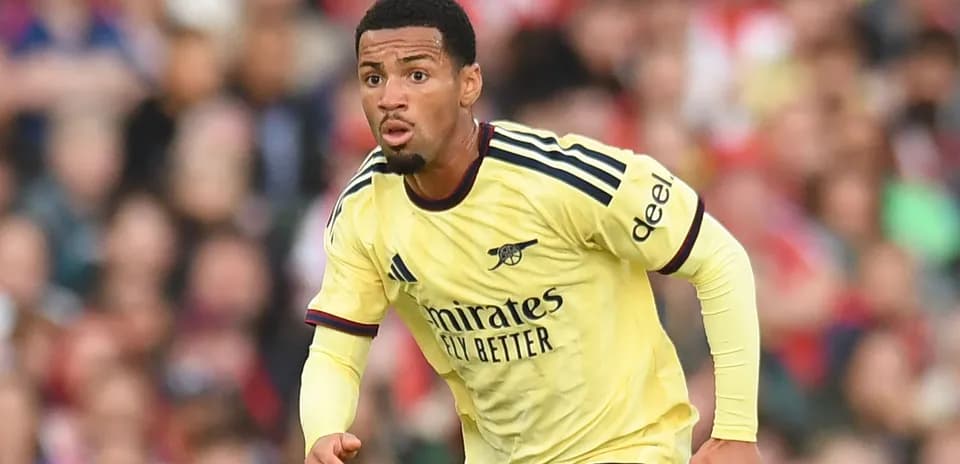 Jugador de Arsenal corriendo durante el partido