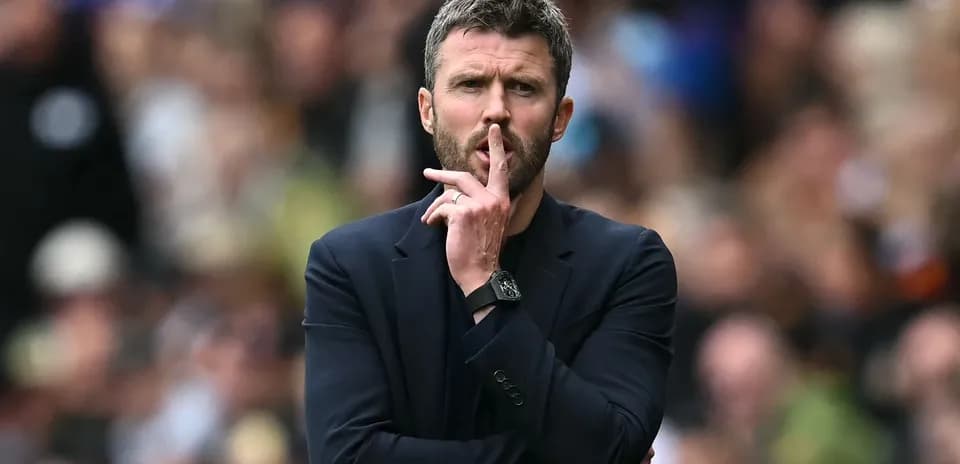 Entrenador haciendo gesto de silencio durante el partido