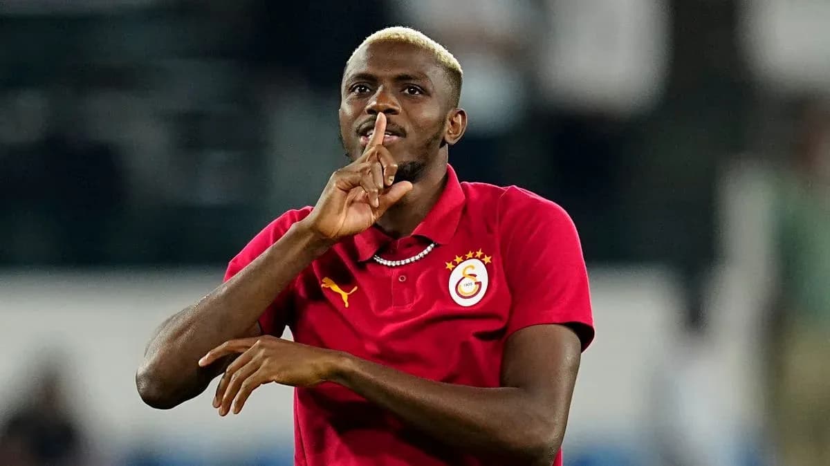 Jugador de Galatasaray haciendo gesto de silencio