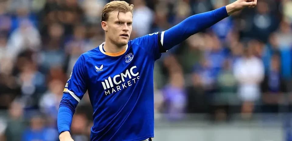 Jugador de Everton señalando durante un partido